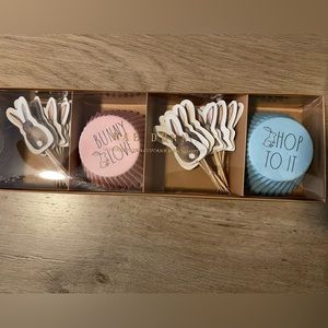 Rae Dunn cupcake set